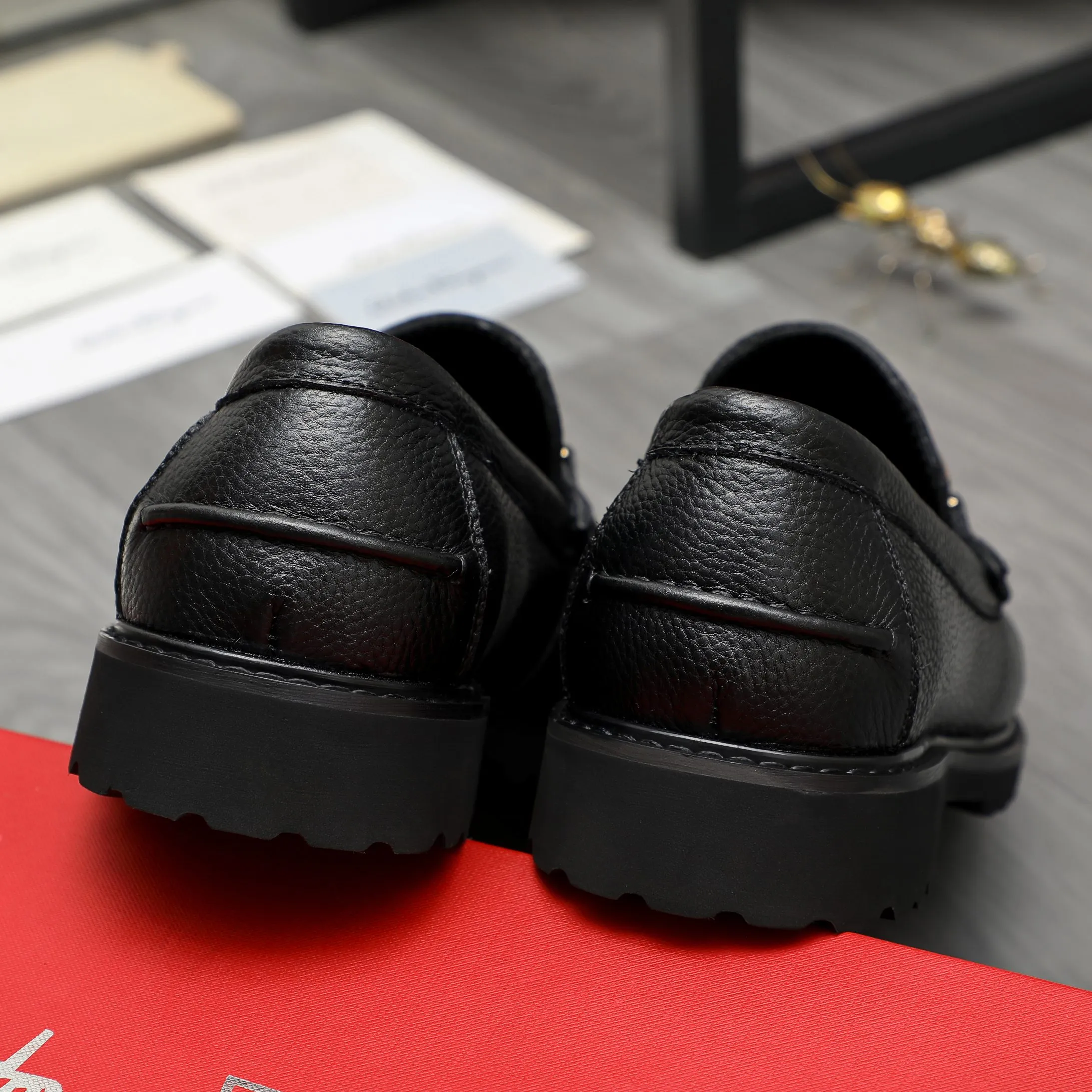 Men's shoes 💰442 Product trademark: Ferragamo "Ferragamo" business formal leather shoes Regular size: 38-46 (45.46 is custom-made and non-returnable) Product materials: Selected small pebbled cowhide upper, cowhide lining, non-slip rubber outsole
